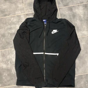 Adidas hoodie, zip, svart - Armarna och luvan är ett annat material, storlek L skriv om ni har några frågor