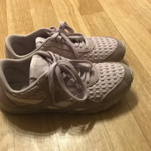 Reebok skor - Lila Reebok skor i storlek 37