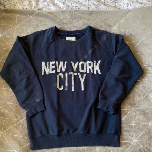 Sweatshirt  - Mysig sweatshirt från Westhill Redbird. Stor i storleken, mer som en S.