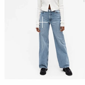 Monki jeans yoko mid blue ordinarie pris är 400 - Säljer dessa för fick dom i julklapp och inte riktigt min stil! Använt cirka 3 gånger, Dom kan vara lite stora trots storleken, budgivning i kommentarerna 