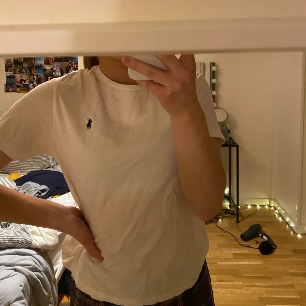 Ralph Lauren t-shirts i marinblått, grått o vitt. Alla i jättebra skick. Köpta på Zalandos barnavdelning, den blåa är i storlek L (barnstorlek) och de andra är i M (barnstorlek) på mig sitter de som på bilderna, har vanligtvis S. 1 för 70 kr, 2 för 120, 3 för 160 Köparen står för frakten💕. T-paidat.