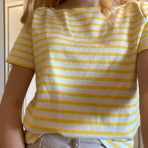 Gul randig T-shirt - Tröja från Vero Moda. Fint skick och inga fläckar. 