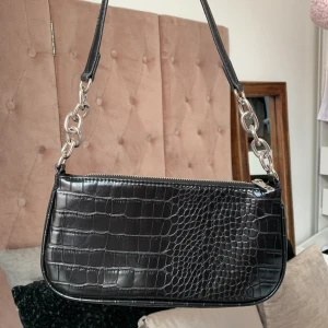 Svart väska - Svart liten väska med snygga detaljer🖤