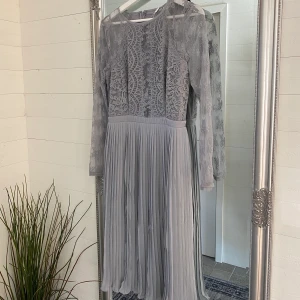 Klänning - Säljer klänning i storlek M, endast testad. 