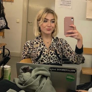 Croppad leopardhoodie i velour - Den här pärlan!!!! Har älskar den som en dåre, en så fin croppad hoodie som går typ till midjan, i velour. Den är large för åldrarna 12-14, men kan bäras från S-M.