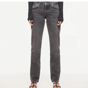 Zara jeans storlek 36 - De populära zara jeansen som är slutsålda. Storlek 36 använda ca 5 ggr men helt nyskick. Buda i kommentarerna ❗️budgivning avslutas på fredag 12:00❗️Högsta bud 570