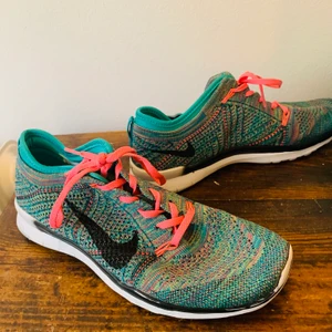 Nike skor strl 40  - Nike löparskor i väldigt fint skick använt fåtal gånger.