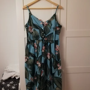 Klänning - Härlig sommarklänning i turkos och grönt. Jag passar inte så bra i färgerna, men den sitter väldigt snyggt! Storleken är 42-44 kommer från Hamptons republic. 