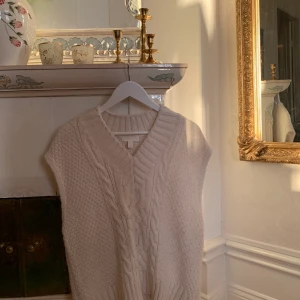 H&M väst storlek S - Superfin slutsåld vit delvis kabelstickad väst från H&M i storlek S. Inköpt för 299kr säljer för 150kr+ frakt 🥰