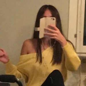 Stickad tröja - En skitsnygg gul stickad tröja från Gina Tricot. Använd ett antal gånger men det finns inga slitningar. Säljer för 100kr+frakt✨✨