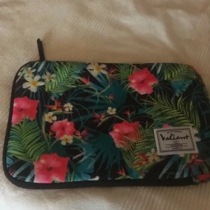 LAPTOP Fodral - Blommigt oanvänt laptop fodral. 