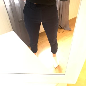 Linnebyxor ifrån NAKD - Snygga marinblåa linnebyxor. Väldigt bra skick. Storlek 34, köparen står för frakt som är 30kr😊