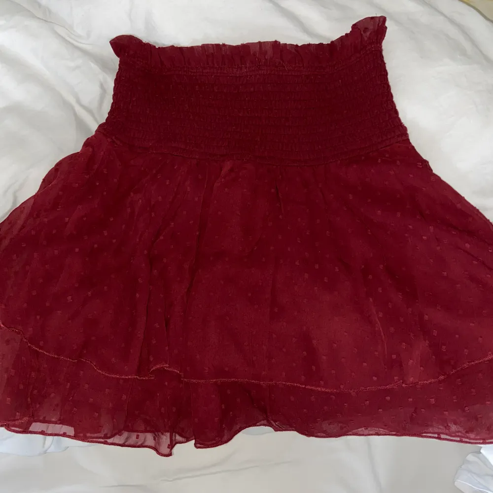 Vinröd kjol från bikbok, använd 1 gång så i princip som ny. Kjolar.