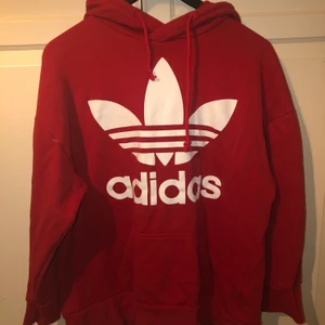 Röd Adidashoodie  - Röd adidashoodie använd men bra skick, mans storlek S men en kvinnlig L skulle jag säga 
