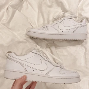 Nike sneakers stl. 38,5 - Snygga och sköna Nike sneakers som passar till allt. De är sparsamt använda då storleken inte passar mig.