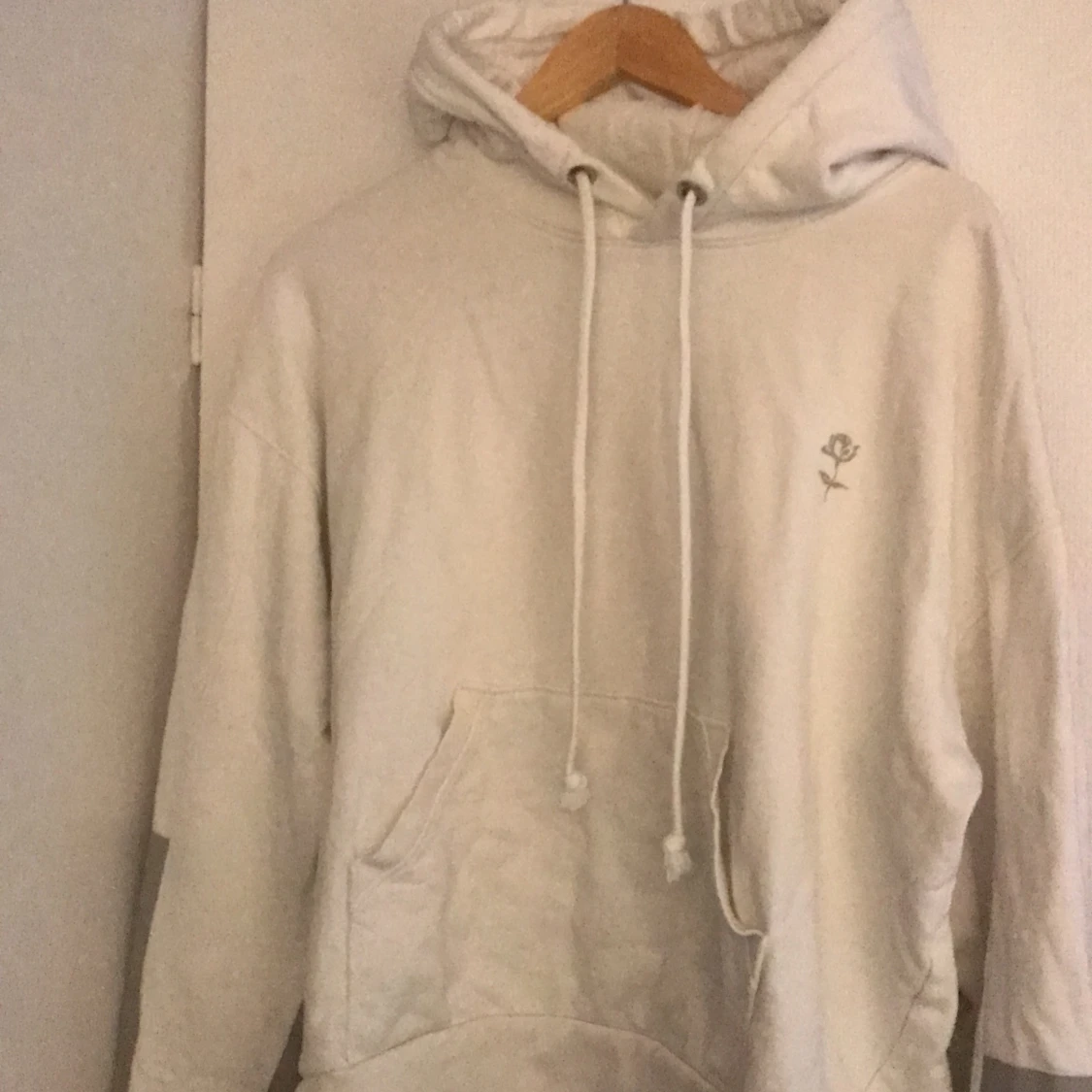 Vit hoodie med ros oversize - 90