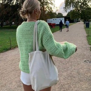 Grön stickad tröja Envii - Stickad tröja från Envii official, lånad bild. Köpt för 679 säljer för 200kr ❤️ strl L men skulle säga arg den även passar M men mer oversized, budgivning pågår fram till 22.00 ikväll. 