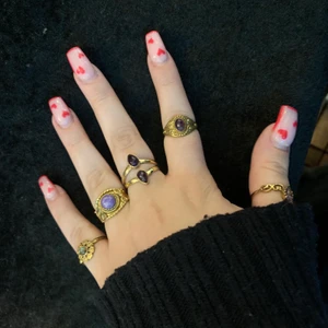 Mässingsringar med olika äkta stenar🔮🪨 - Mässingsringar i ametist, jaspis, labradorit. Vissa är justerbara, skriv och fråga. Alla för 550kr och en för 175kr. Betalaning via swish🌷