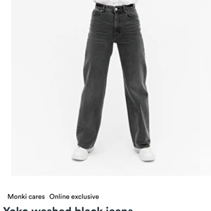 Raka jeans grå - ”Washed black” jeans från monki i modellen yoko i jättefint skick! Frakt tillkommer 💞 Jag är 165 cm lång. Kontakta mig vid frågor/prisförslag 🥰🥰 Säljer även ett par blåa i samma modell.