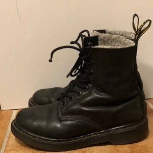 Dr Martens 1460 - Svarta dr martens 1460 i den klassiska mellanhöjden. Är tunt fodrade så funkar fint både till höst, vinter och vår. Köpte de begagnade för ett par år sedan men lite små för mig så inte kommit till stor användning tyvärr:( dom är i bra skick, smörjer man dom så håller dom sig ännu längre! Snörena är smått slitna men går att köpa nya hos dr martens:) Möts upp alt köpare står för frakt.