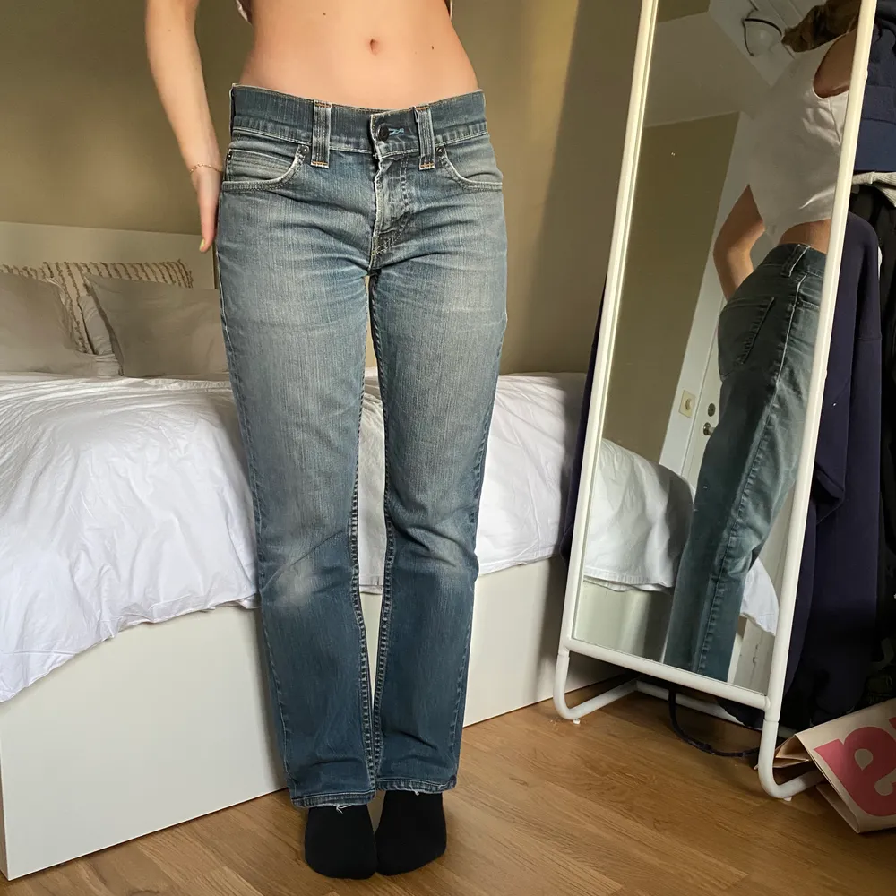 Har massvis med vintage levis jeans i profilen! Dessa är 511. Jag är 160 och som ni ser är de bra längd! Skicka dm för mått! . Jeans & Byxor.