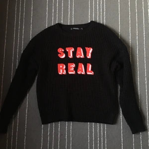 Svart tröja - Köpt från New Yorker, storlek S, text där det står ”Stay real” i röd färg, hyfsat tjockt material, skön och snygg passform!! Mycket bra skick då den är oanvänd