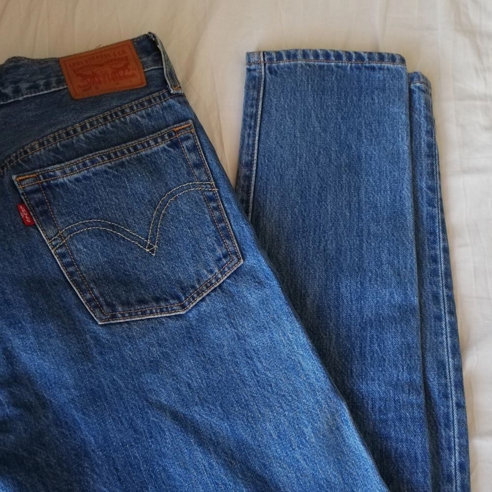 Ett par levis jeans som är använda ett fåtal gånger i strl 26/32. Säljer pga för små. Jeansen är i en superfin straight modell. Buda i kommentarerna, säljer vid bra bud (buda från 100 kr, höj alltid med minst 25 kr) eller köp direkt för 500 kr. Frakt tillkommer 66 kr . Jeans & Byxor.