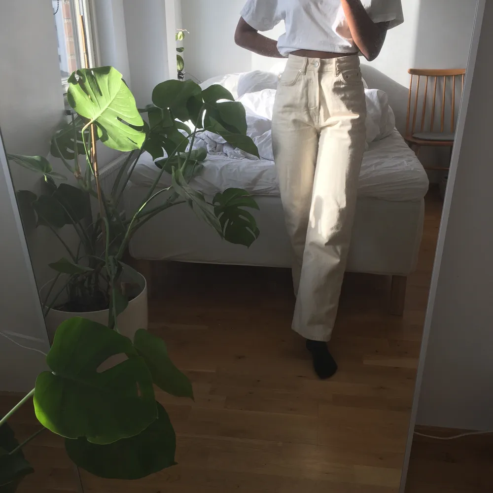 Beige jeans i modellen Row! Säljs ej längre på Weekday. Toppenskick💜. Jeans & Byxor.