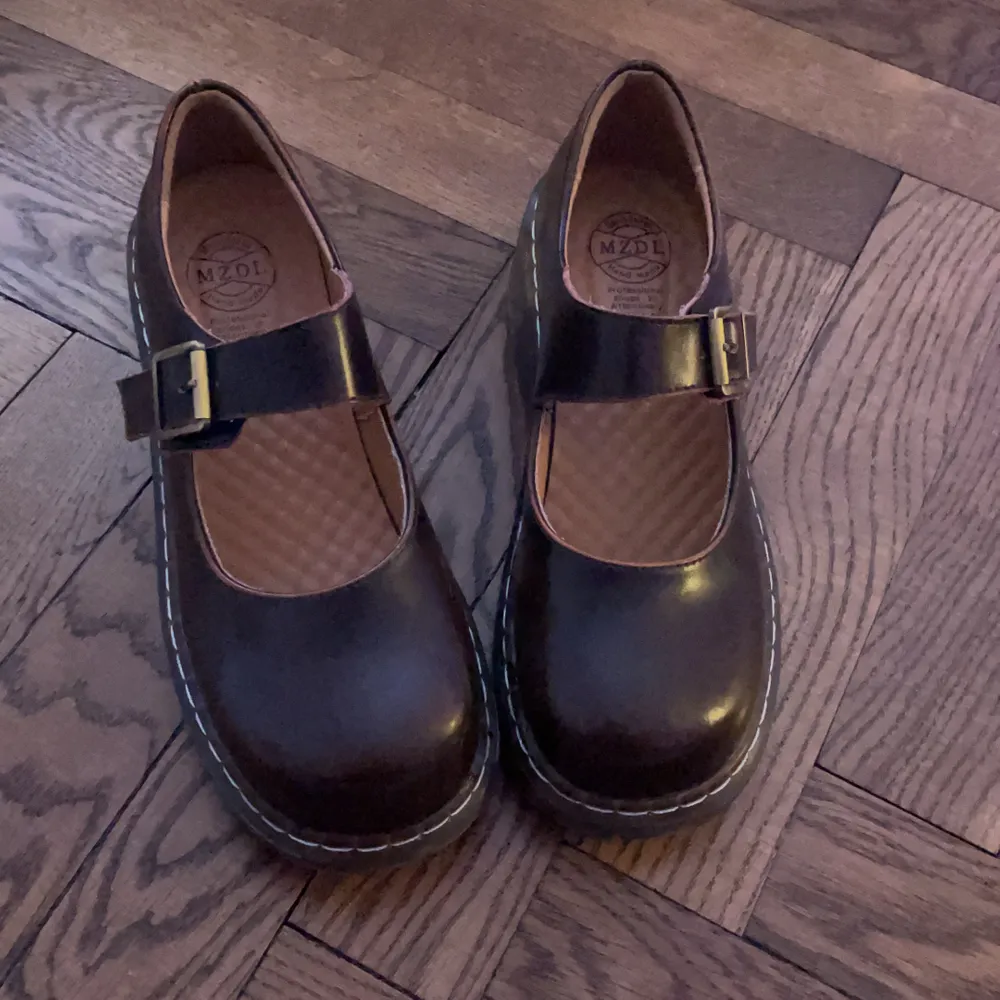 Skit snygga skor som endast är använda en gång!!😍😍Tyvärr är dom lite små för mig som har 40, skulle säga att dom är storlek 38-39:) extremt sköna sulor och skorna är även handgjorda så håller länge🥰🥰🥰  även cardborband som inte syns så att man inte behöver hålla på och spänna skorna😍först till kvarn!!. Skor.