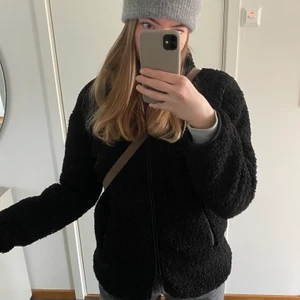 Teddyjacka NAKD - Intressekoll på min teddyjacka/pilejacka från Emma Ellingsen x NAKD🥰 Suuuperfint skick och sparsamt använd. Storlek 34, men det är en oversized modell och valde att ta den i två storlekar mindre för jag ville att den skulle sitta tightare. Jag har vanligtvis storlek 38 men den är absolut inte för liten för mig. Kan skicka fler bilder vid intresse men säljer enbart vid rätt pris💗