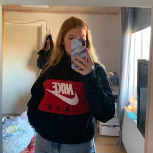 Nike sweatshirt med dragkedja högst upp - Jätteskön tröja som är köpt här på plick. Osäker om den är äkta men den är jätte skön och ser äkta ut. 
