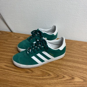 Adidasskor - Knappt använda. US 5 1/2