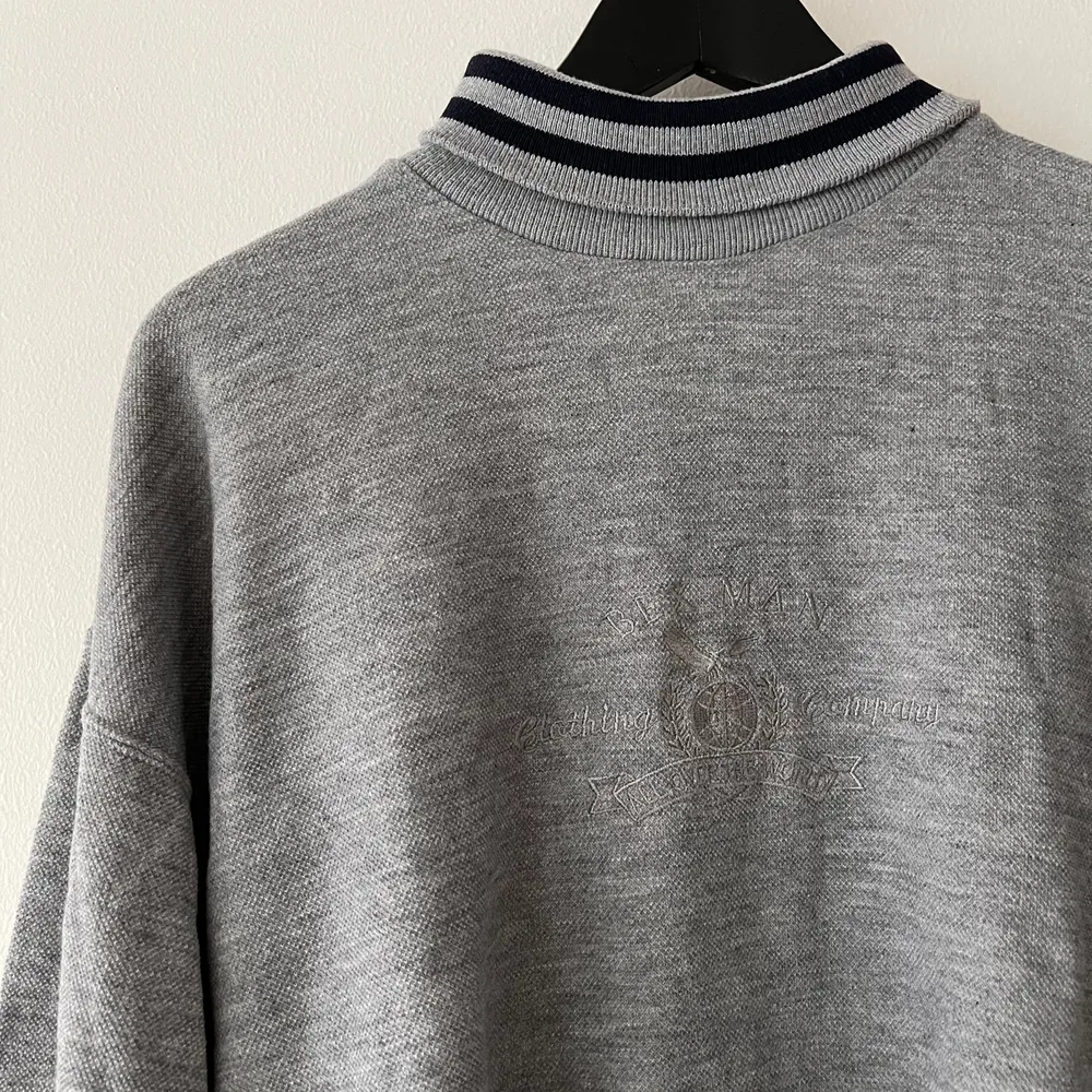 Sweatshirt köpt secondhand i storlek L💖 bara att skriva för fler bilder💕. Hoodies.