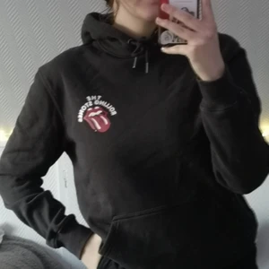 Hoddie  - Säljer denna hoddien från herr avdelningen på HM. Köparen står för frakten! 