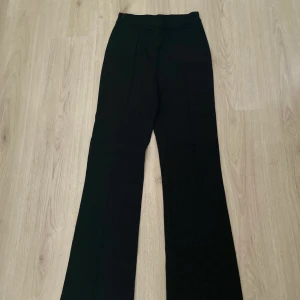 KOSTYMBYXOR  - Oanvända svarta kostymbyxor i storlek 34/36/S 