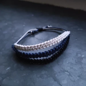 Egen tillverkat armband - Här har vi ett armband jag själv har gjort. Den sitter bra på handleden och är justerbart. Den är 22 cm som mest och 14 cm som minst. Min handled som agerar modell är 15 cm. Priset är inklusive frakt 🥰 