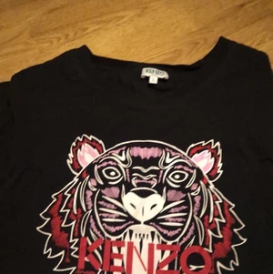 Kenzo t-shirt storlek L passar M - Helt äkta (kvitto finns) Plagget är i stl L men passar även M. Den sitter inte för tajt men även inte för löst jätte fin att ha till ett par jeans. 