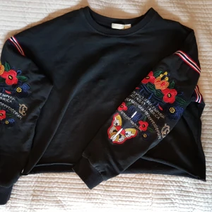 Snygg croppad tröja! - Croppad tröja i tjockare material med snygga broderade ärmar. Passar strl XS-M beroende på önskar passform. Köpare står för frakt. Skriv för mer info/bilder! 💕