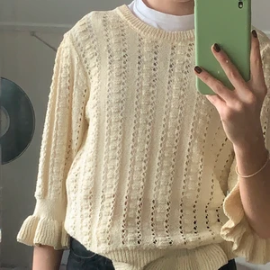 Stickad topp  - Supergullig stickad topp från Gina Tricot, nästan oanvänd 😋 perfekt till våren, skriv om ni har några funderingar eller vill ha fler bilder 😙 budgivning om flera är intresserade (90+frakt)