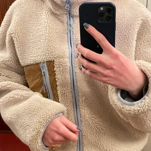 Teddy jacka - Mysig & fluffig jacka ifrån pull & bear i en créme färg!!