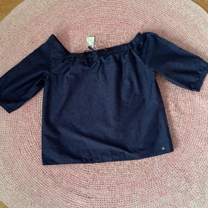 Off schoulder blus - Off shoulder blus, 100% bomull från s.Oliver storlek 40. Passform normal. Aldrig använd.