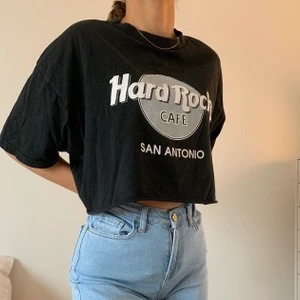 Hard rock café tröja!  - Skitsnygg magtröja från Hard rock café! Nästan aldig använd. Står att den är i storlek XL, men jag som almstrid har s passar den bra på ! Köparen står för frakten! 💗