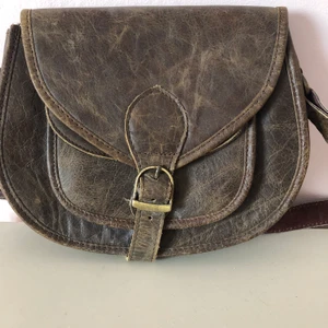 Axelväska - Axelväska i ren läder.                50 % RABATT.                               Porto tillkommer