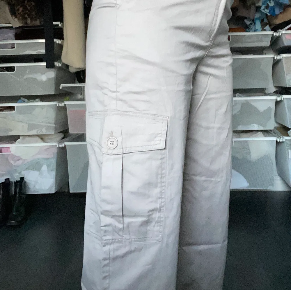Ett par helt nya byxor från HM, i ljusbeige färg. Med snedställda sidfickor i storlek 38.  Perfekta till sommaren🤗 Kan mötas i slussen 😊. Jeans & Byxor.