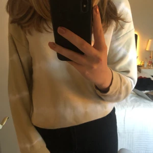 Tid dye tröja - Skön tröja med gul vit tiedye. Använd mindre än 5 gånger. ❤️