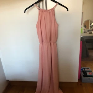 Rosa klänning  - En rosa fin långklänning som tyvärr är förkort för mig 🥰 Väldigt bra skick! Hoppas den kan passa någon annan bättre så skriv om du undrar något 😇