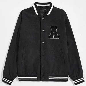 College jacka  - Säljer denna skit coola college jackan i strl L för ville ha den oversized på mig som är xs, men tror den skulle sitta ännu bättre på en S/M. denna är en favorit men måste tyvärr säljas för ingen användning för  100 + frakt💞💗 