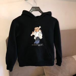 Polo bear Ralph lauren svart hodie  - Köpt från kidsbranstore, inga märken eller slitage. Skriv för mer info. Om leverans väljs står kund för leverans kostnader.