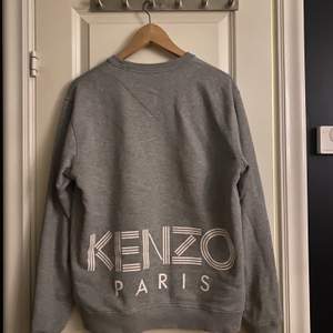 Kenzo sweatshirt med tryck på ryggen