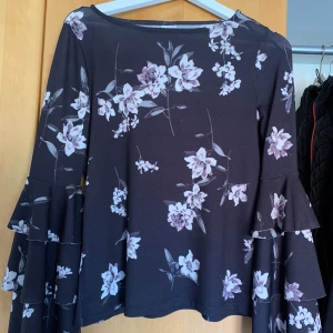Blus från gina tricot i storlek S - Blusen är i ett tunt och skönt material. Säljer då jag inte får användning av den längre. Jätte fint skick och inte använd många gånger. 